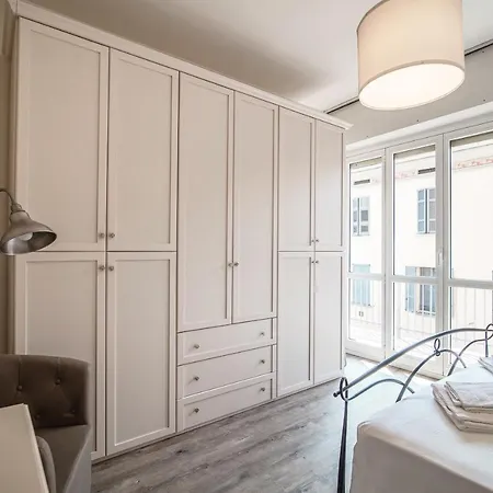 Lovely With Private Parking In