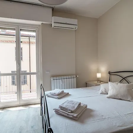 Lovely With Private Parking In