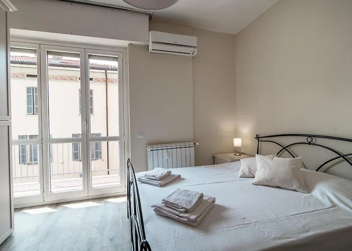 Lovely With Private Parking In