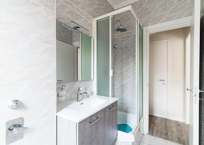 Lovely With Private Parking In