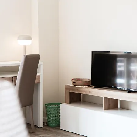 Lovely With Private Parking In Apartment