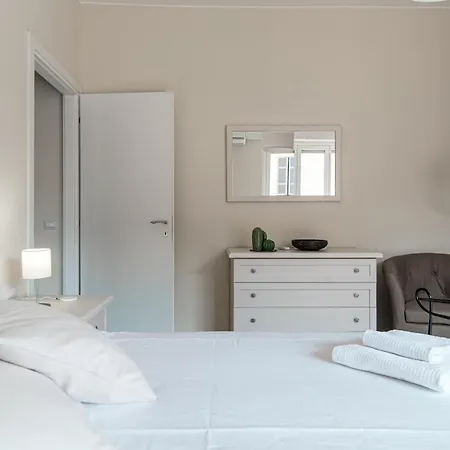 Lovely With Private Parking In Apartment Como