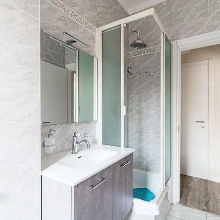 Lovely With Private Parking In