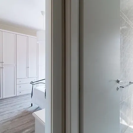 Lovely With Private Parking In Apartment